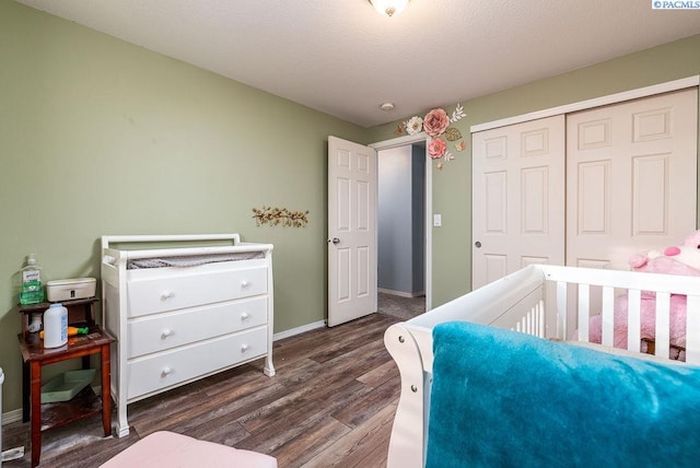 5309 Buchanan Ln, Pasco, WA 99301 - bedroom with dark wood-type flooring, baseboards, and a closet