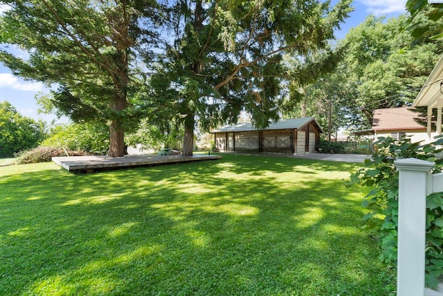 1002 Sherman Ave, Prosser, WA 99350 - view of green lawn featuring an outbuilding and a detached garage