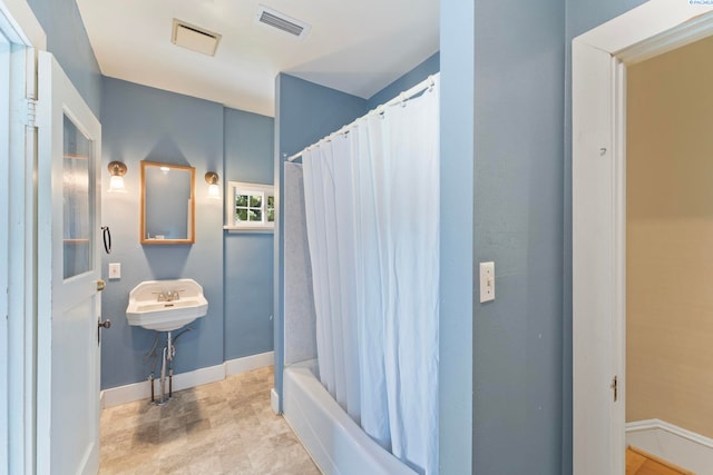 1002 Sherman Ave, Prosser, WA 99350 - full bath featuring shower / bath combo and baseboards