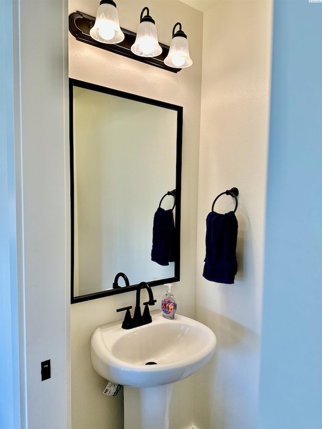 4516 NW Commons Dr, Pasco, WA 99301 - bathroom with a sink