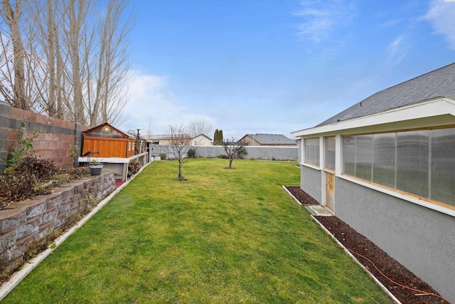 view of yard featuring an outdoor structure