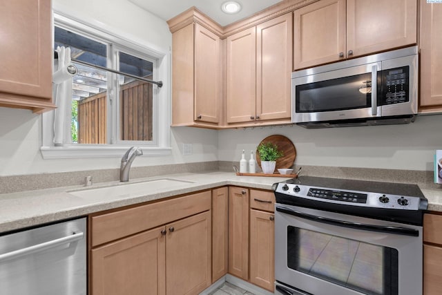 4214 W Klamath Ave Unit B-2, Kennewick, WA 99336 - kitchen featuring stainless steel appliances, a sink, light brown cabinets, light countertops, and recessed lighting