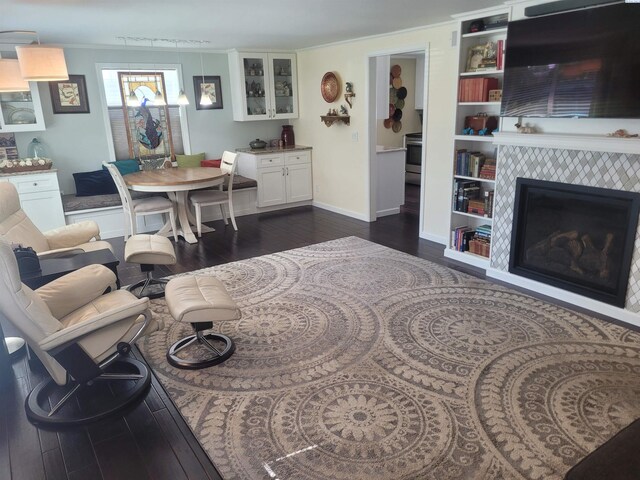 907 Cedar Ave, Richland, WA 99352 - living room featuring dark wood finished floors, baseboards, a fireplace, and built in shelves