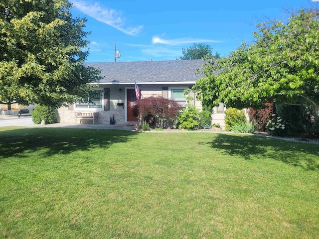907 Cedar Ave, Richland, WA 99352 - view of front of house with a front lawn and a shingled roof