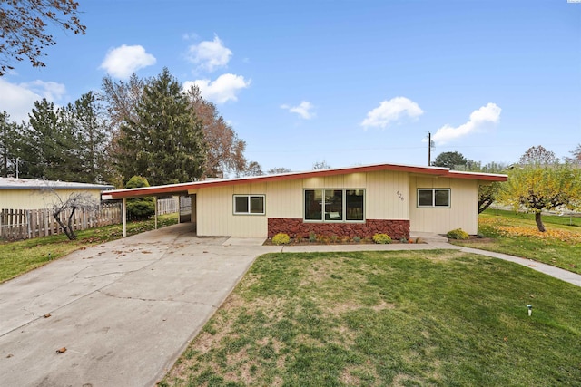 view of front of home featuring a carport and a front yard