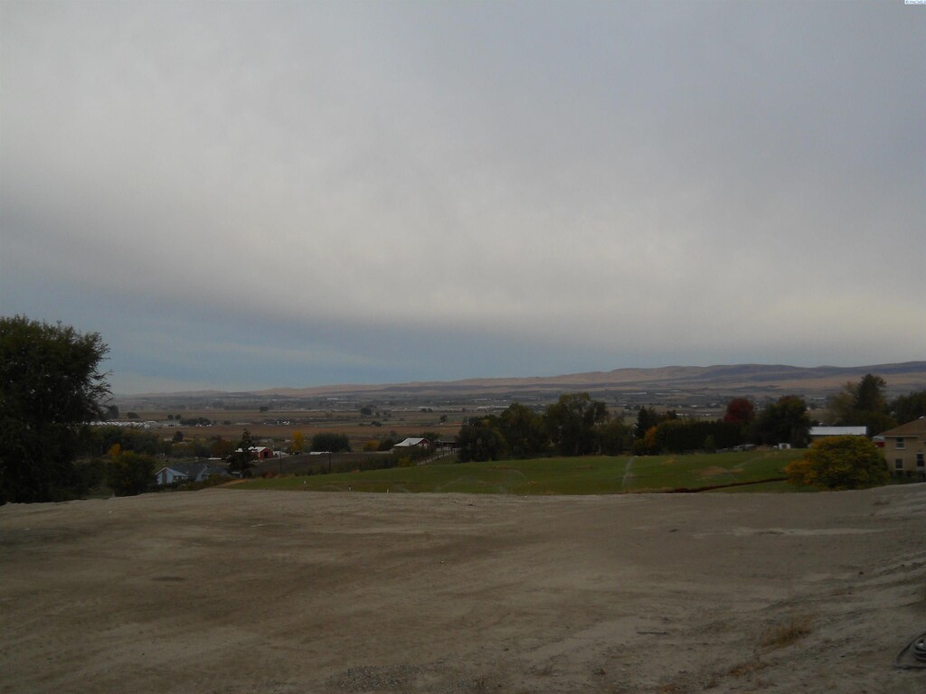 1308 W Pax Ct, Sunnyside, WA 98944