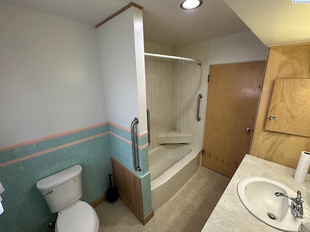 404 D St, Endicott, WA 99125 - full bathroom featuring bathing tub / shower combination, a wainscoted wall, vanity, and tile walls