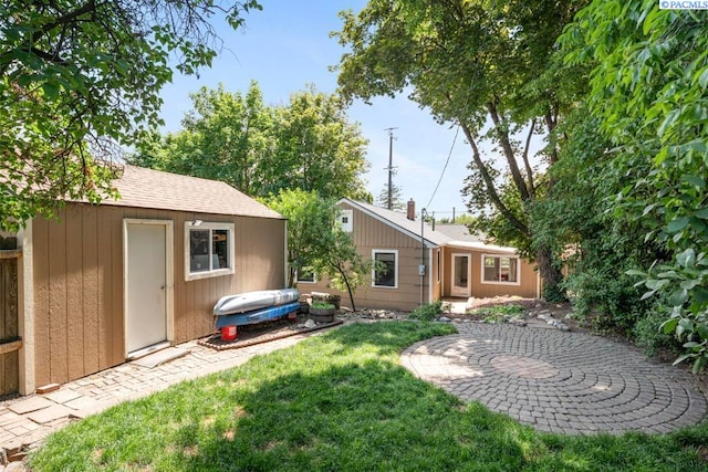 312 NW Harrison St, Pullman, WA 99163 - view of green lawn with a shed