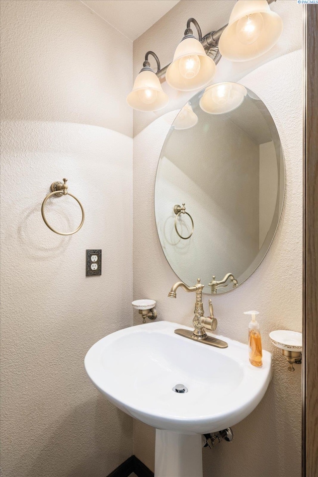 bathroom featuring a sink