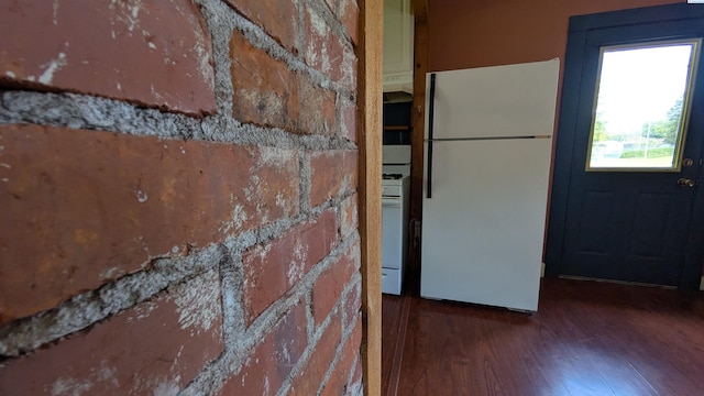 535 SE Side St, Pullman, WA 99163 - detailed view of white appliances, wood finished floors, and under cabinet range hood