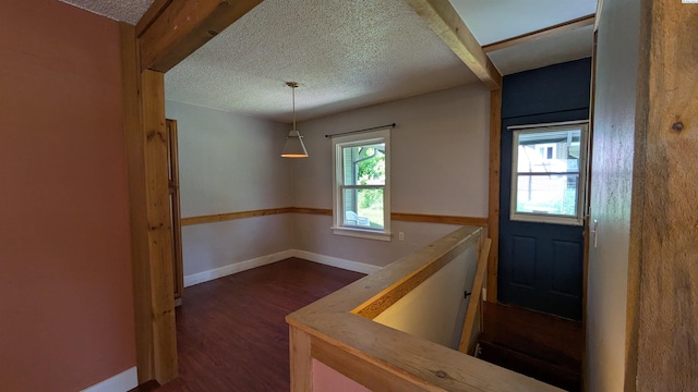 535 SE Side St, Pullman, WA 99163 - entrance foyer featuring a textured ceiling, dark wood-style flooring, and baseboards