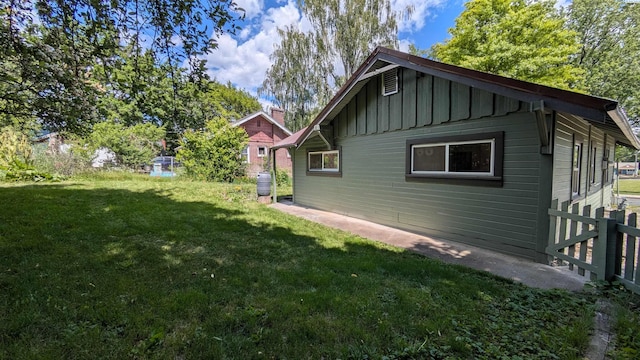 535 SE Side St, Pullman, WA 99163 - view of side of home with board and batten siding and a lawn