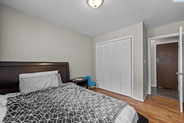 506 Hedrick Pl, Grandview, WA 98930 - bedroom featuring wood finished floors, a closet, and baseboards