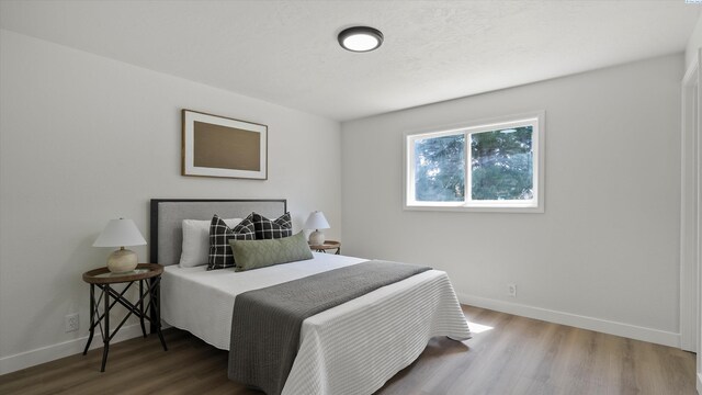 4308 S Sharron Ct, Kennewick, WA 99337 - bedroom featuring wood finished floors and baseboards