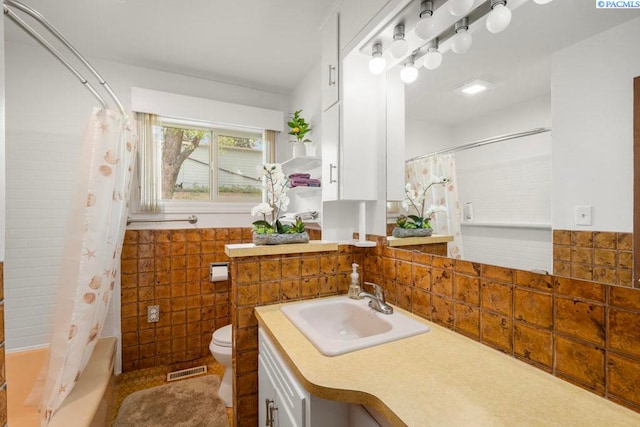 115 N Montgomery St, Uniontown, WA 99179 - full bath featuring toilet, vanity, shower / tub combo, tile walls, and decorative backsplash