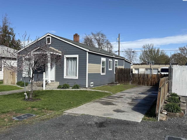227 E 5th Ave, Kennewick, WA 99336 - view of front of property with fence, a chimney, and a front lawn