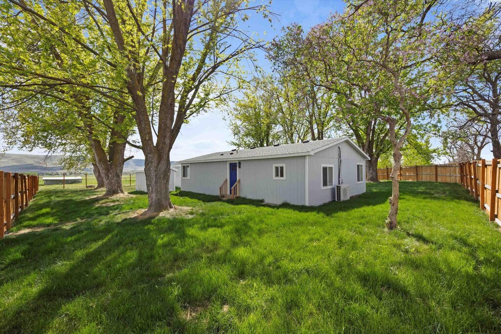 147401 W Hoisington Rd, Prosser, WA 99350 - view of yard with a fenced backyard