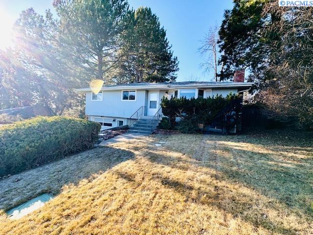 view of front of home featuring a front lawn