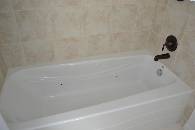 1205 SW Hannah St, Pullman, WA 99163 - bathroom with a tub with jets