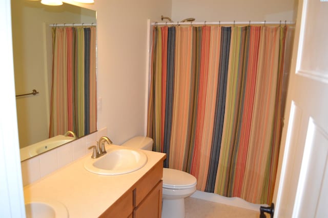 1205 SW Hannah St, Pullman, WA 99163 - full bath with double vanity and a shower with shower curtain