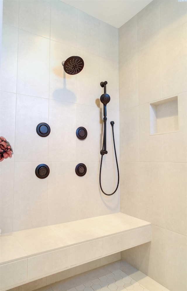 bathroom featuring a tile shower