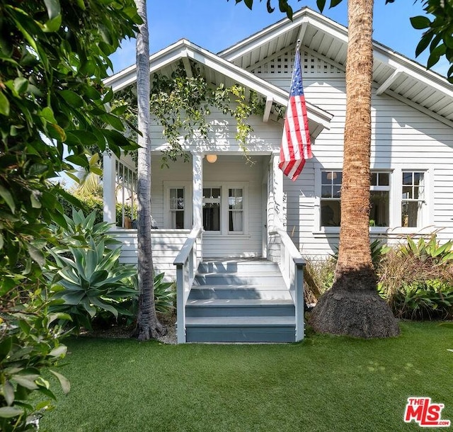 view of front of property with a front yard