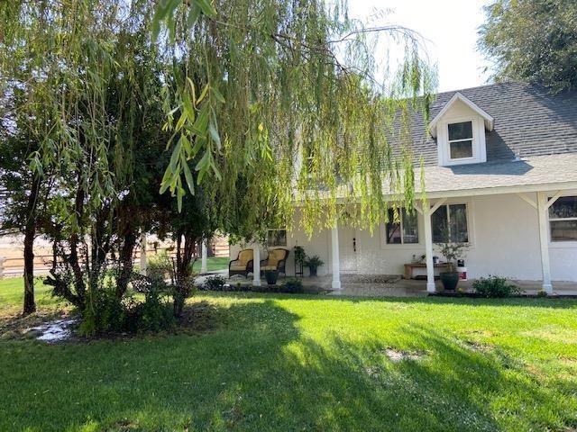 view of front of home featuring a patio and a front lawn