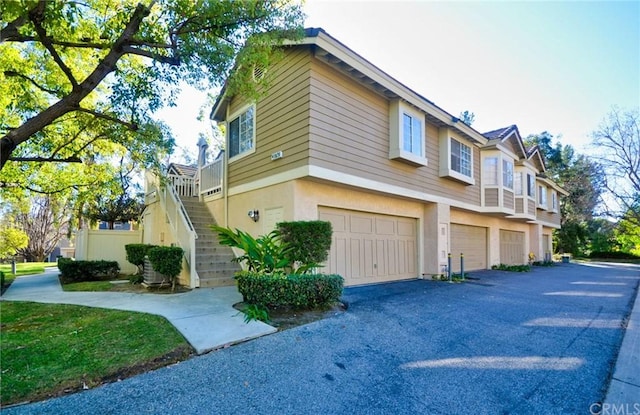 townhome / multi-family property featuring a garage