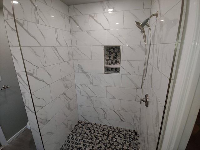 bathroom featuring a tile shower