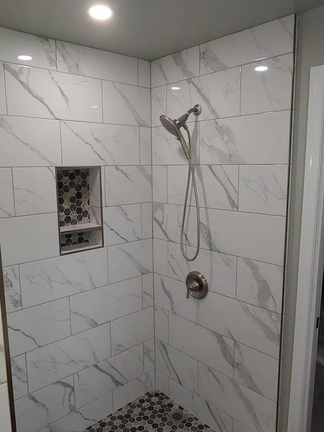 bathroom featuring tiled shower