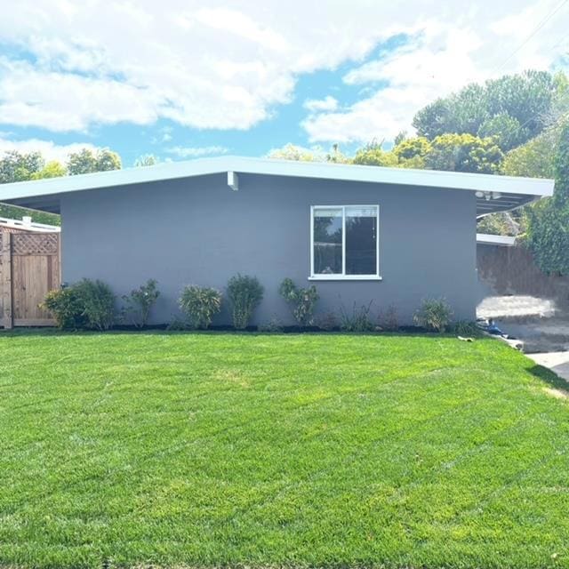 single story home with a front yard