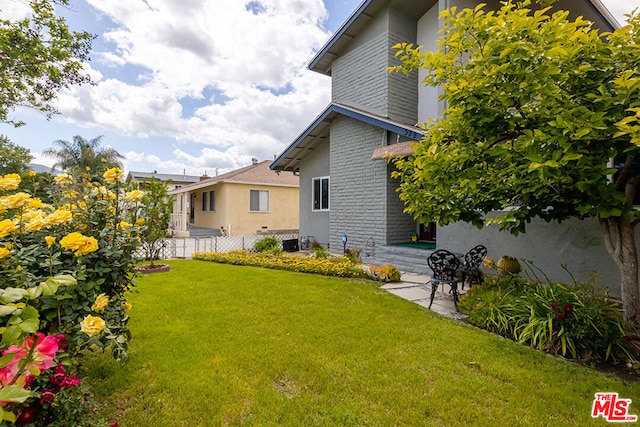 view of yard with a patio area