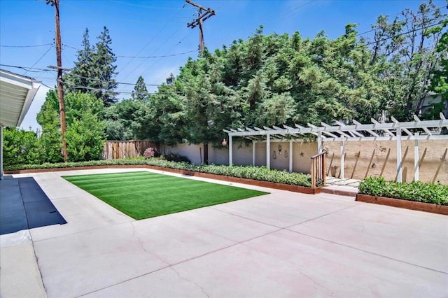 view of yard featuring a patio