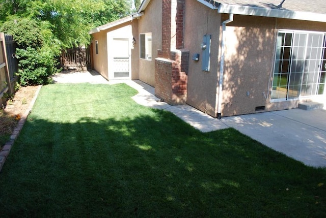 view of yard featuring a patio area