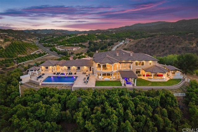 view of aerial view at dusk