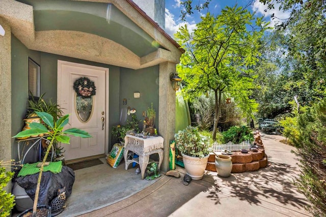 view of exterior entry featuring stucco siding