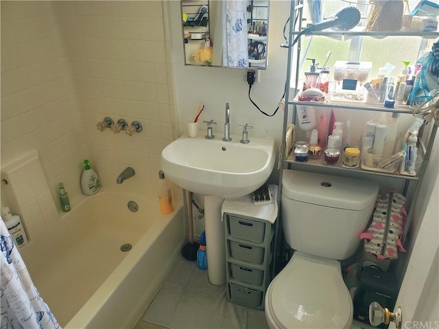 full bathroom featuring shower / bath combo with shower curtain, sink, tile patterned floors, and toilet