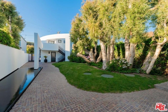 view of yard featuring a patio