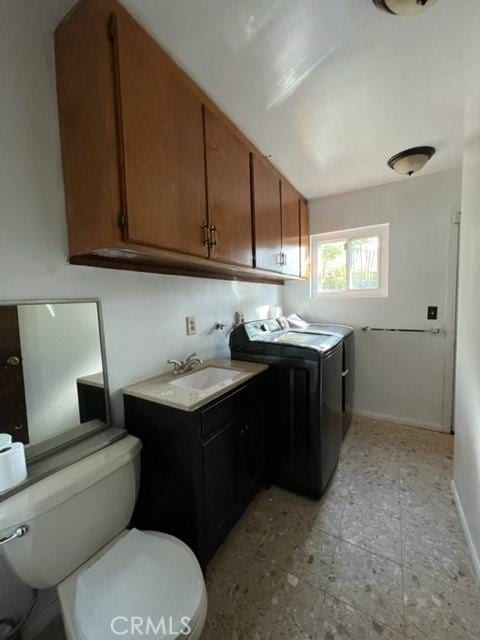 laundry room with sink and washing machine and dryer