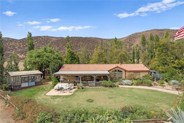 view of front of house featuring a front yard and a mountain view