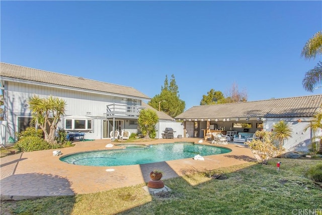 view of swimming pool featuring a patio