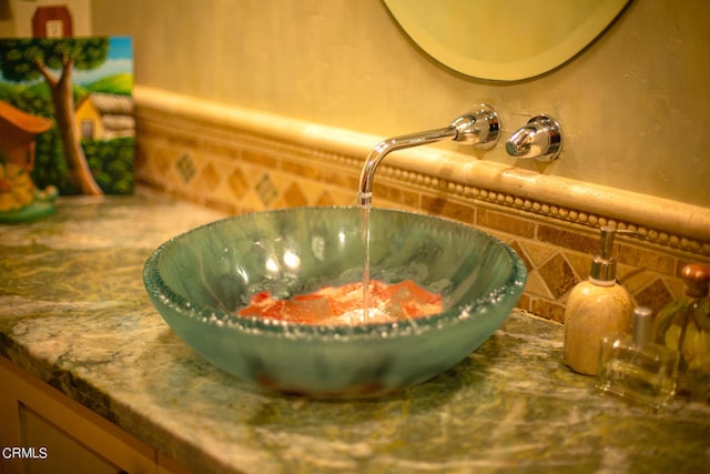 interior details featuring tasteful backsplash