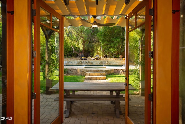 entryway with a notable chandelier