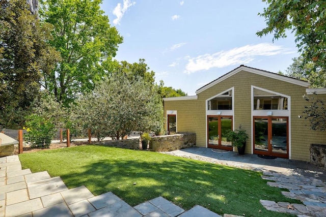 view of yard featuring a patio