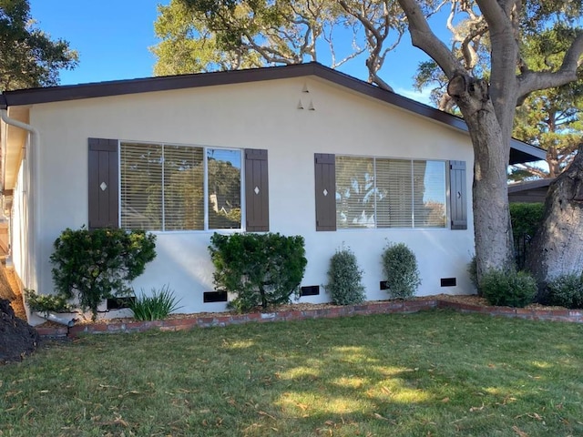 single story home with a front yard