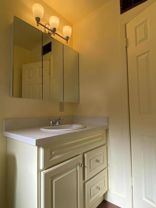 bathroom featuring oversized vanity