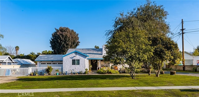 view of front facade featuring a front lawn