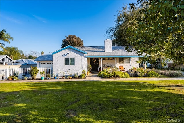 ranch-style home featuring a front lawn