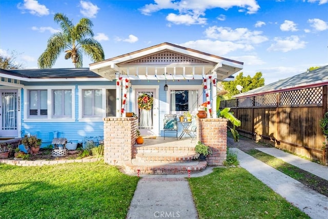 view of front of house featuring a front lawn