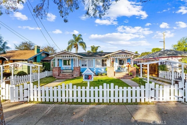 bungalow featuring a front yard